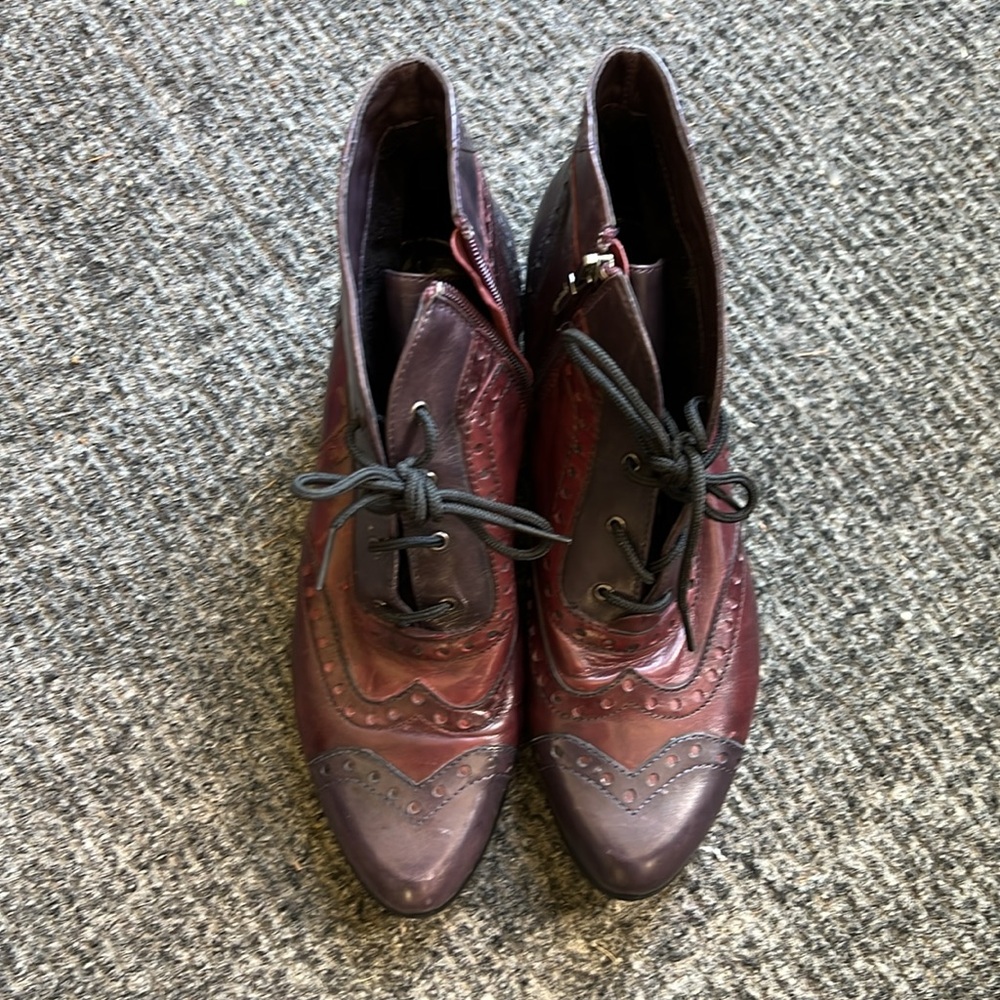 Regarde Le Ciel soft leather oxford ankle booties. Lace up detail zip side sz 39